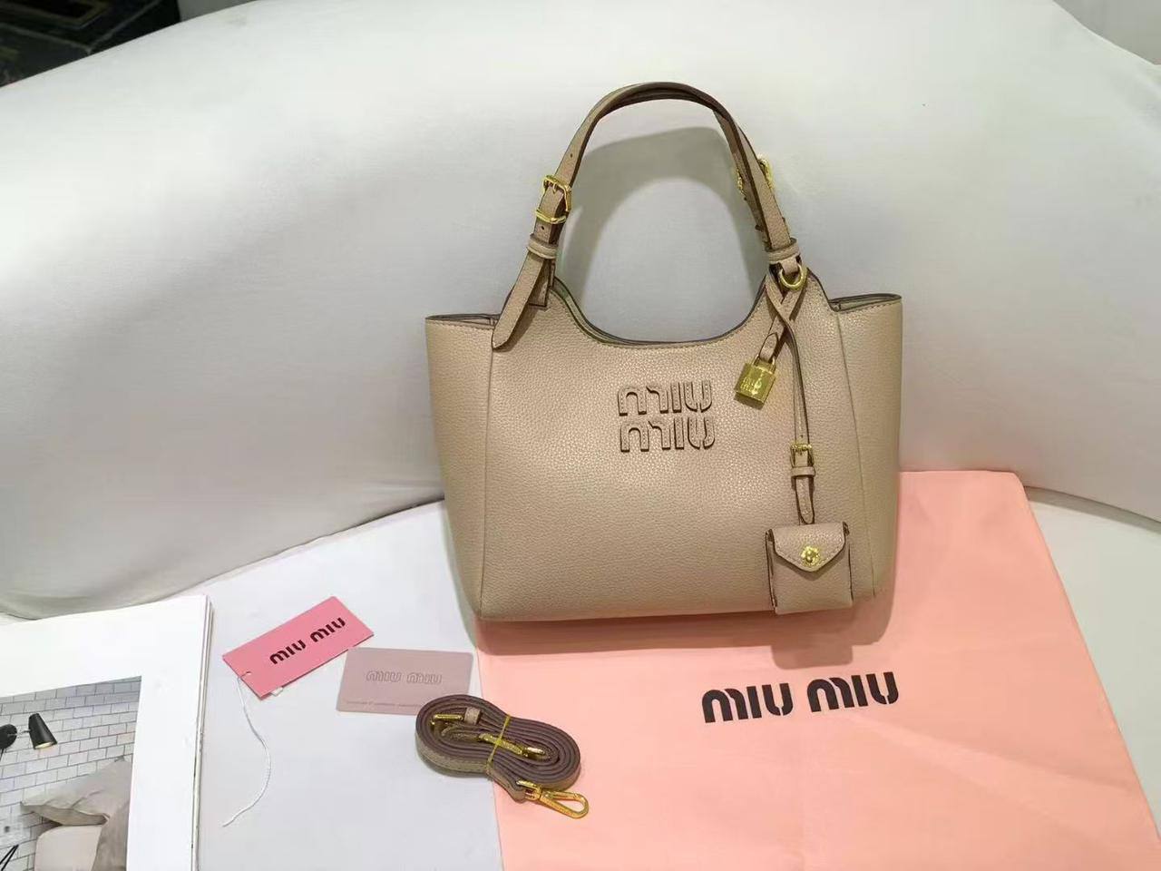 Miu Miu
120 dhs✅

Zain143
♥️♥️♥️