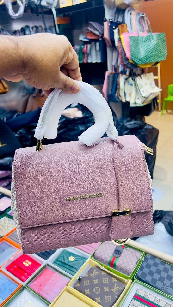 MK 
Good Quality 
95 dhs🪙🌨️

Zain250
♥️♥️♥️