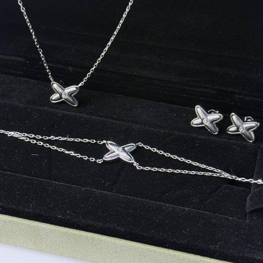 CHAUMET SET❤️‍🔥*
Necklace 🐦‍🔥
Earring🍁
Bracelet ✨
Master quality 💯
With normal boxes 📦 
130 dhs❣️
With master box 🗃️ 
220 dhs❣️

Zain216
♥️♥️♥️