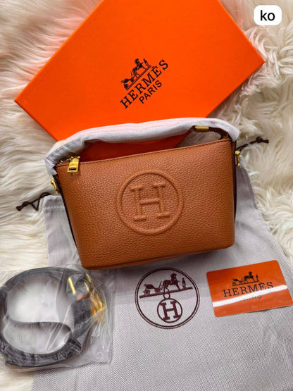 Hermes Brac
size : 17.5 * 13 * 8.5 cm
80 dhs🪙🖤

with box 🎁

Zain115
♥️♥️♥️