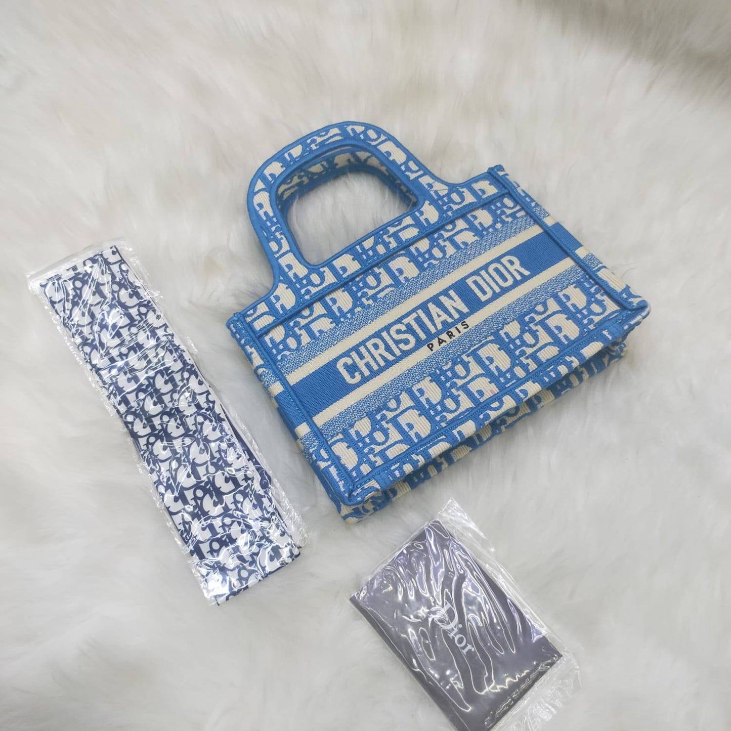 Dior 
90 dhs❣️
Good quality 👌

Zain235
♥️♥️♥️