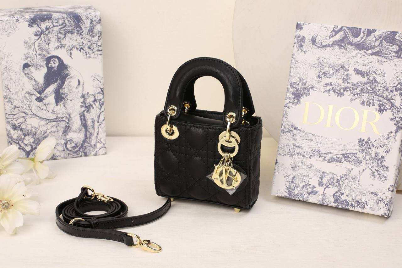 Dior

withbox 
🎁🎁🎁

100 dhs✅

Zain143
♥️♥️♥️