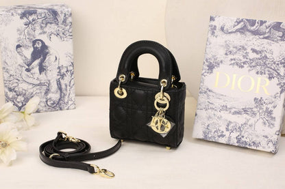Dior

withbox 
🎁🎁🎁

100 dhs✅

Zain143
♥️♥️♥️