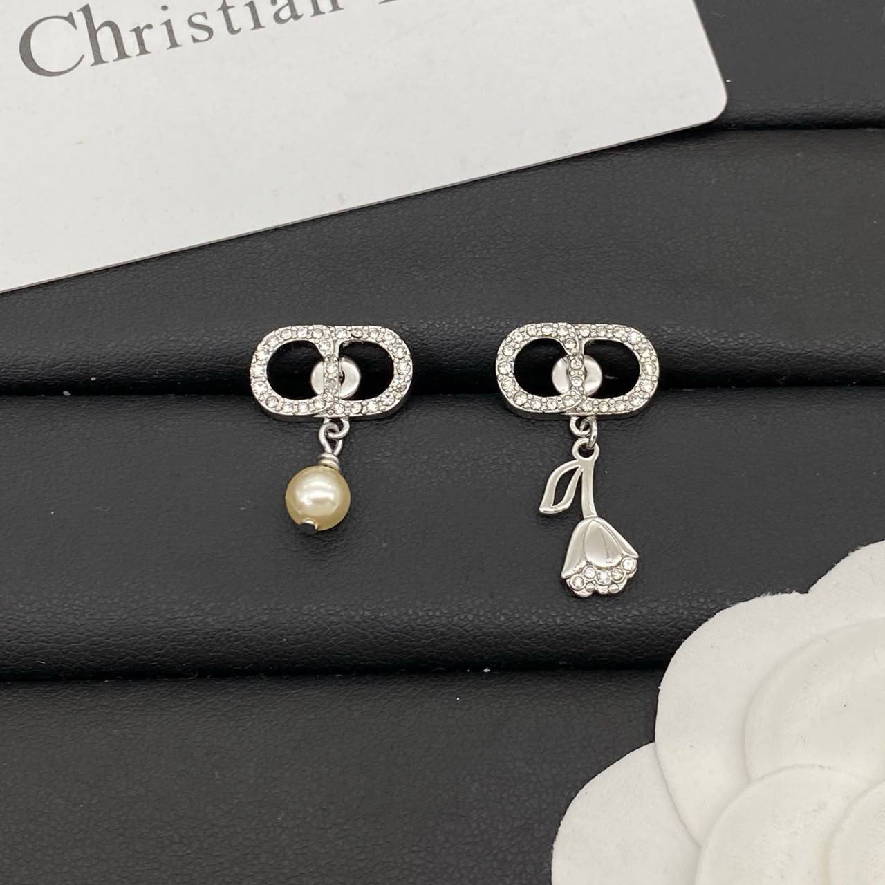 Dior Earrings
Master quality 

*50* AED normal box 📦

Zain48
♥️♥️♥️