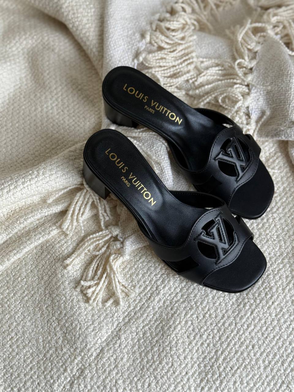 LV
AAA Quality
Size 36 to 41
450 dhs✅

Zain288
♥️♥️♥️