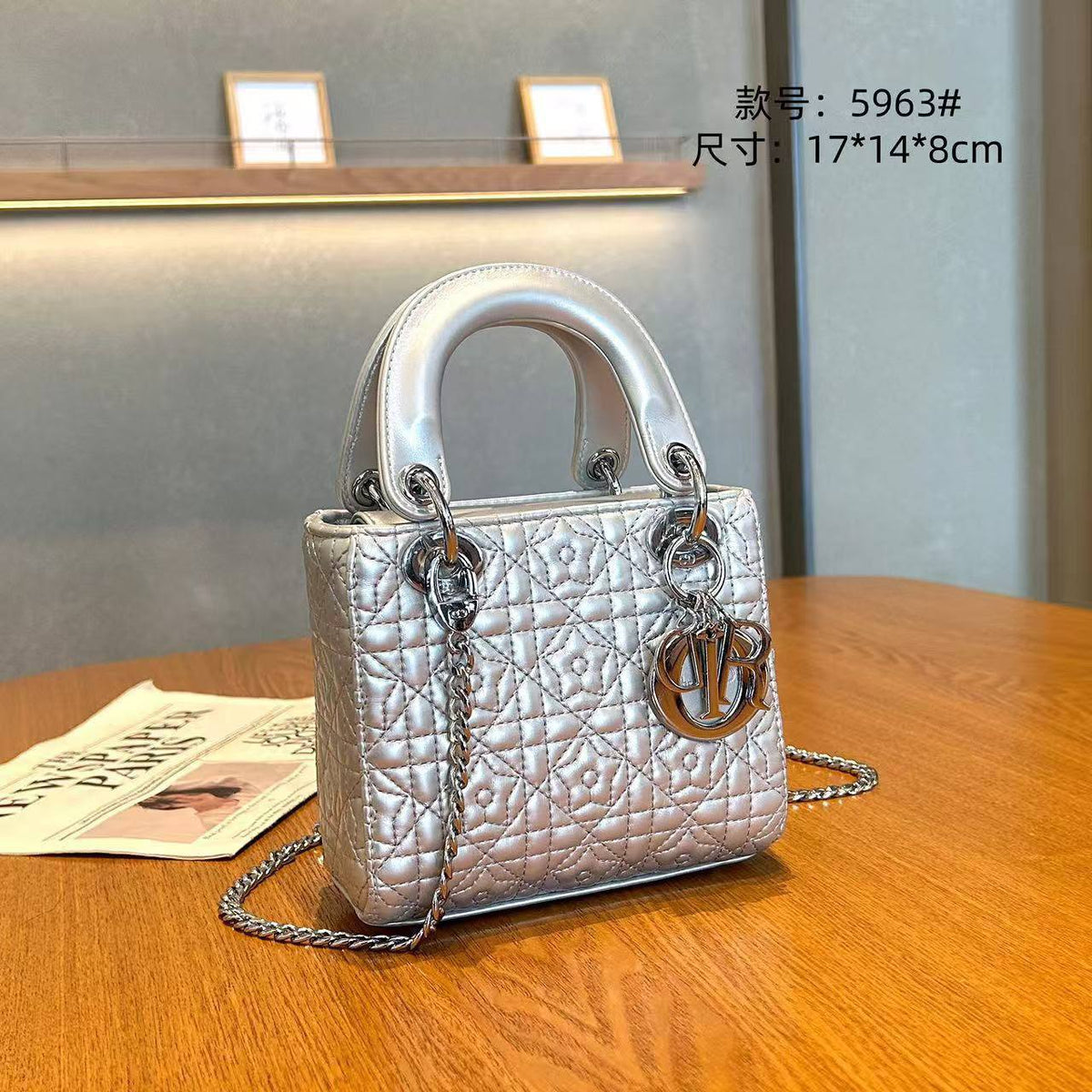 Dior
New Arrival
Very Good quality 
Size:17cm
120 dhs🇦🇪🇦🇪

With box 📦
Zain70
♥️♥️