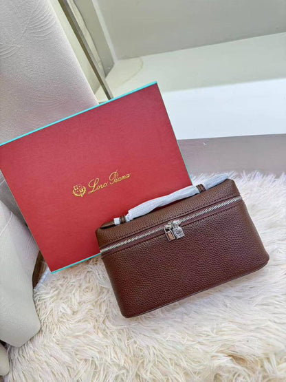 Loro Piana
80 dhs✅

with box
🎁🎁🎁

size 19×7×12cm

Zain42
♥️♥️♥️