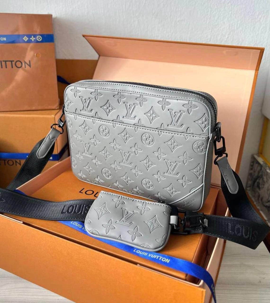 Men's Cross body Bag 
210 dhs❣️ 

With Box
🎁🎁🎁

Zain33
♥️♥️♥️