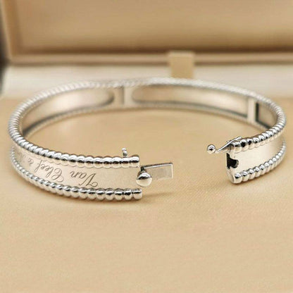 *Van Cleef & Arpels signature❤️‍🔥*
VCA
Bangle 🦋
Master quality 🍁
With normal boxes 🗃️ 
65 dhs✅
With master box 📦 
100 dhs✅

Zain216
♥️♥️♥️