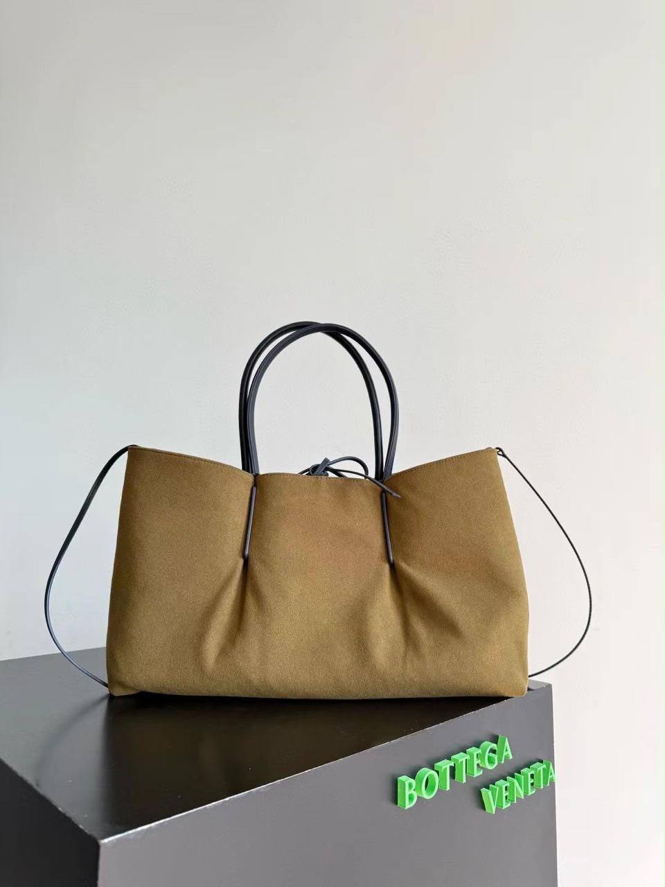 Bottega Veneta Pinacoteca tote bag 

For Price 👇 WhatsApp✅
0568585901 
0507557372
0552275751 Owner Zain 👌

Zain71
♥️♥️♥️