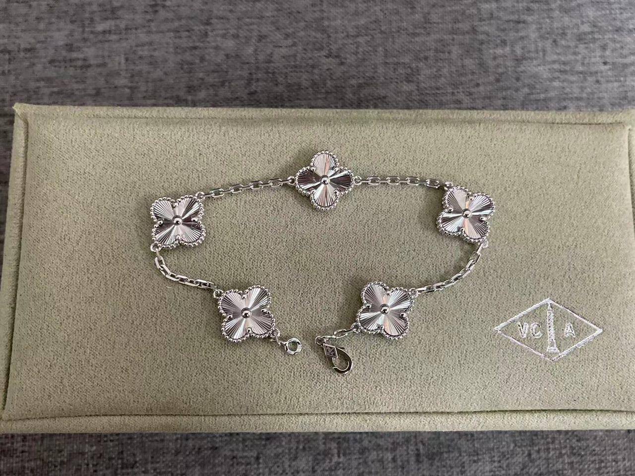 VCA ❤️‍🔥*
Bracelet 🐦‍🔥
Super master quality 💯
With normal boxes 📦 
65 dhs🪙💚
With master box 🗃️ 
110 dhs🪙💚

Zain216
♥️♥️♥️