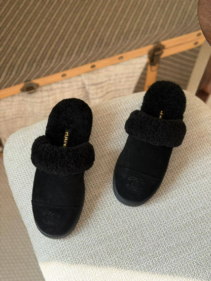 Chanel 
Size: 36 to 41
Super master quality 
500 dhs🪙💚

Zain198
♥️♥️♥️