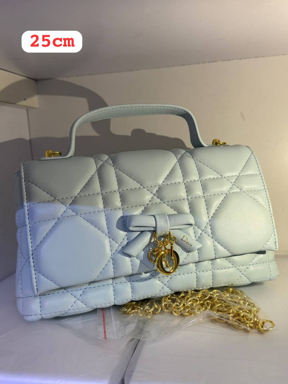 Dior
 25cm 
with box
 120 dhs💛

Zain168
♥️♥️♥️