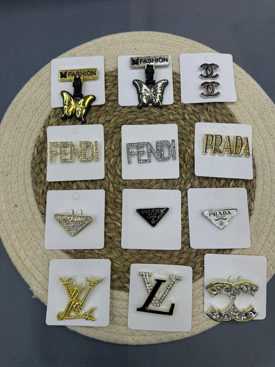 BROOCH Jewelry 🔥*
Non tarnish 💯
good quality 💯
With black boxes 🗃️ 
20 dhs❣️
With normal boxes 📦 
And paper bag🛍️
30 dhs❣️

Zain216
♥️♥️♥️