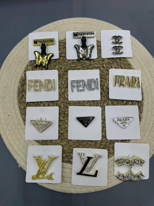 BROOCH Jewelry 🔥*
Non tarnish 💯
good quality 💯
With black boxes 🗃️ 
20 dhs❣️
With normal boxes 📦 
And paper bag🛍️
30 dhs❣️

Zain216
♥️♥️♥️