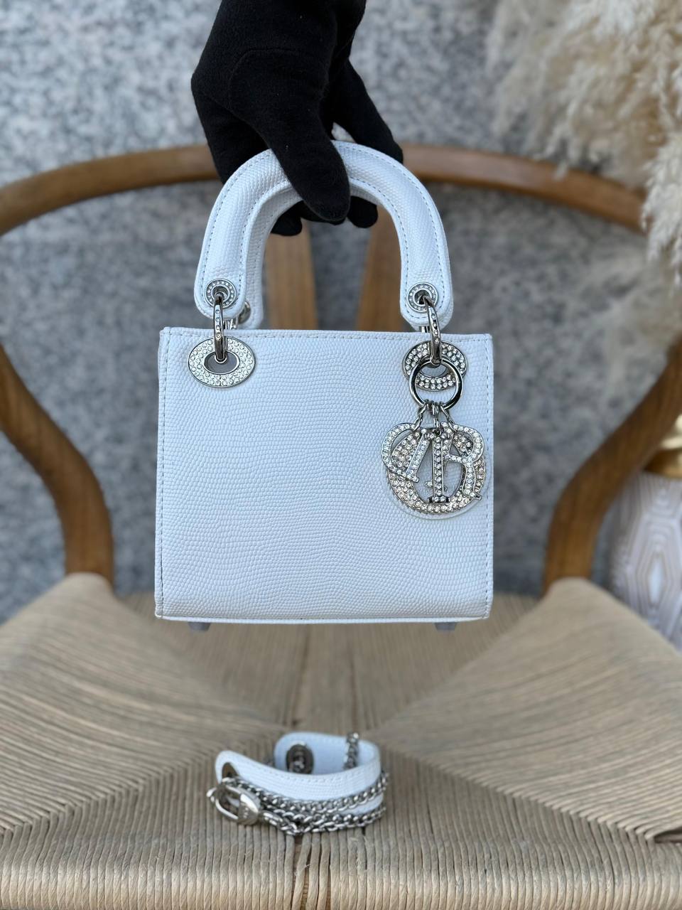 DIOR
17cm
310 dhs✅
Top quality 
With box🎁

Zain167
♥️♥️♥️