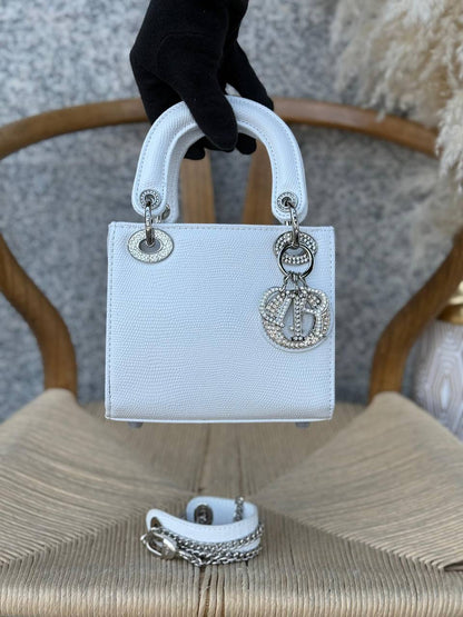 DIOR
17cm
310 dhs✅
Top quality 
With box🎁

Zain167
♥️♥️♥️