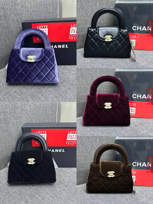 Chanel 
Master
Size 20cm
220 dhs🪙💕

With box
🎁🎁🎁

Zain189
♥️♥️♥️