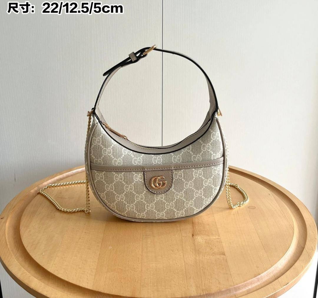 Gucci

95 dhs🪙🌨️

with box
🎁🎁🎁

size 22×5×12cm

Zain213
♥️♥️♥️