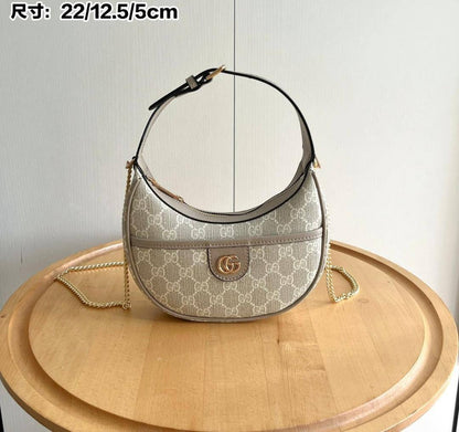 Gucci

95 dhs🪙🌨️

with box
🎁🎁🎁

size 22×5×12cm

Zain213
♥️♥️♥️