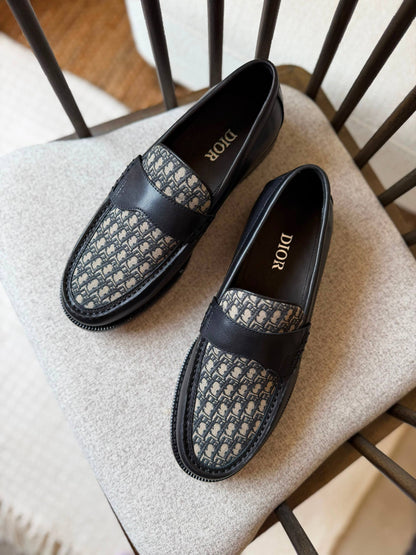 Christian Dior
*AAA QUALITY*
*size: 40 to 46*
550 dhs✅

Zain185
♥️♥️♥️