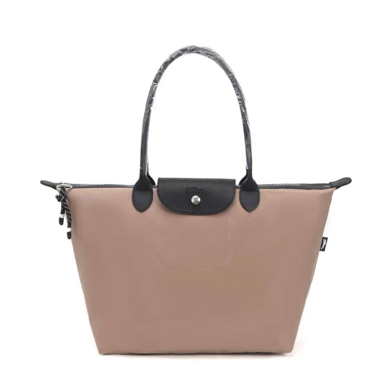 NEW CAME 
LONG CHAMP BAG
GOOD QUALITY 
60 dhs🇦🇪🇦🇪
SIZE :- *48*19*30cm

Zain40
♥️♥️♥️
