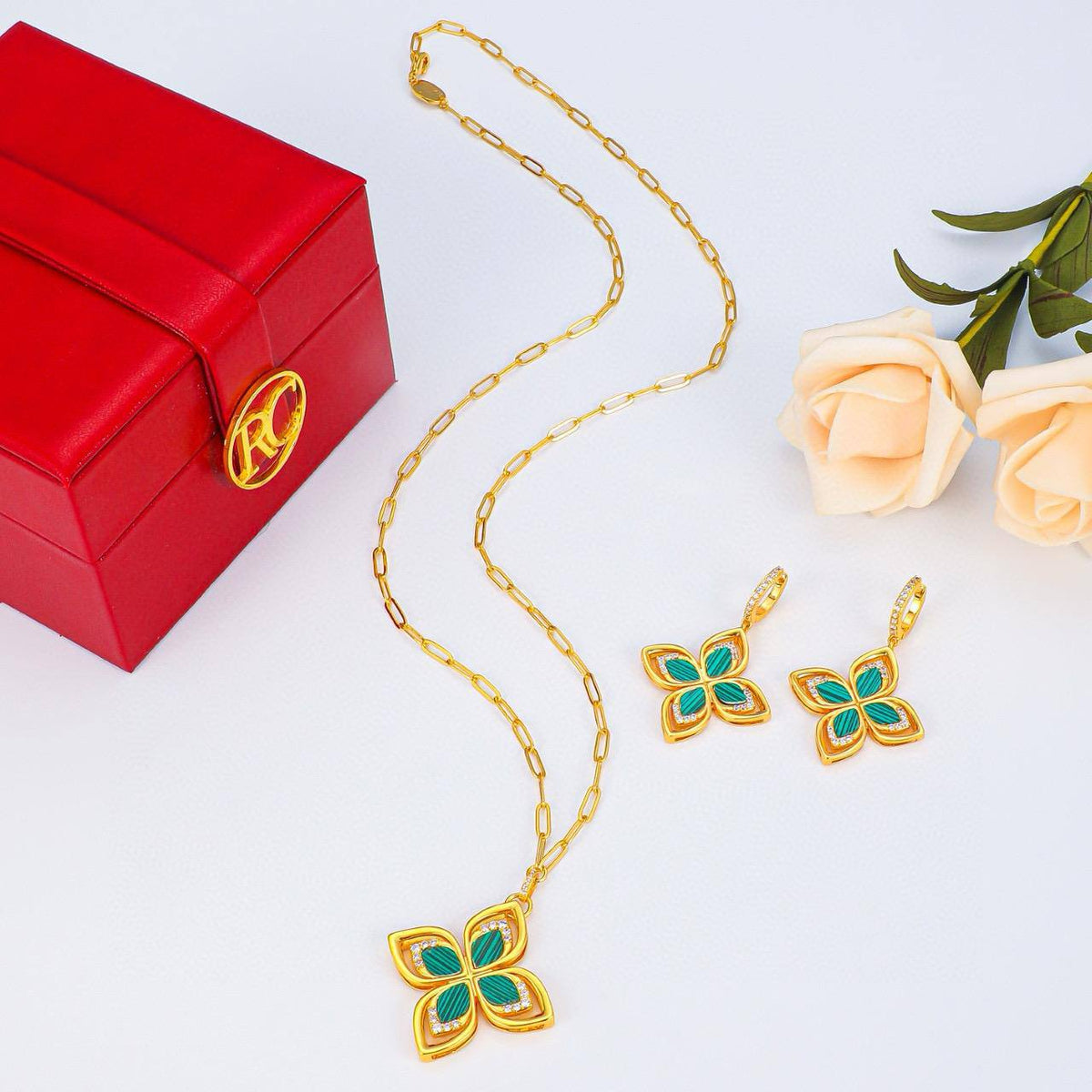 RC SET 
MASTER 💫✨
NECKLACE EARRINGS
WITH SMALL BOX AND PAPER BAG🛍️🎁

120 dhs🇦🇪🇦🇪

Zain89
♥️♥️♥️