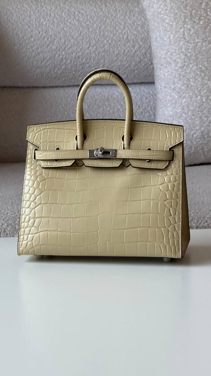 Hermes
Birkin croc 25cm💕master quality😍with box❤️
750 dhs✅

Zain52
♥️♥️♥️