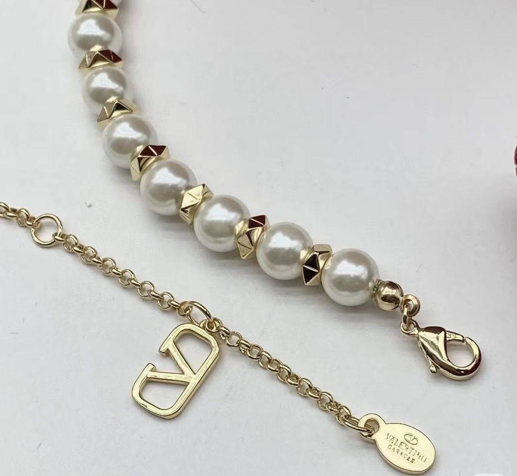Valentino ❤️‍🔥*
Necklace 🍁
Master quality 💯
With normal boxes 🗃️ 
55 dhs✅
With master box 📦 
70 dhs✅

Zain216
♥️♥️♥️