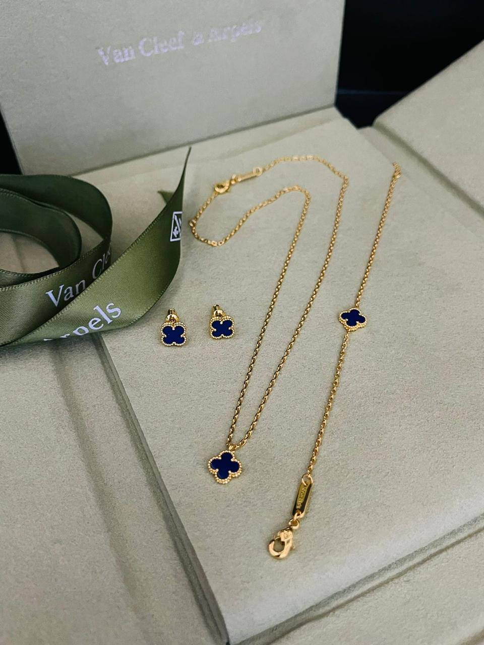 MINI SET 
NECKLACE BRACELET 
EARRINGS
VANCLEAF
MASTER✨💫

110 dhs🇦🇪🇦🇪

WITH BOX AND PAPER BAG🛍️🎁
Zain89
♥️♥️♥️