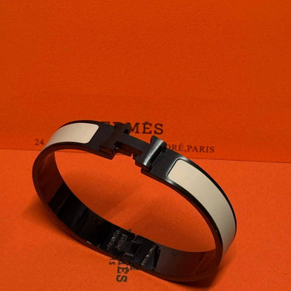Hermes ❤️‍🔥*
Bangle ✨
Master quality 💯
Size 17,19,21
With normal boxes 📦 
55 dhs✅
With master box 🗃️ 
70 dhs✅

Zain216
♥️♥️♥️