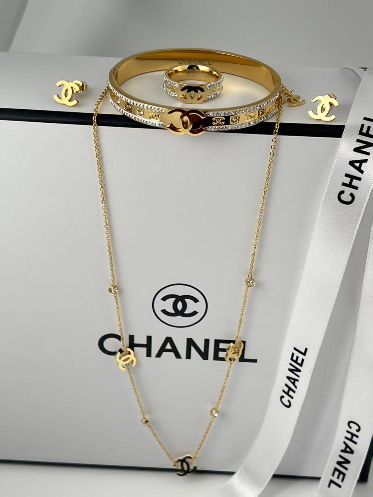 Stainless steel SET 💯*
Necklace ❤️‍🩹
Earring 🍁
Breslat ❣️
Ring 💍 free size
With normal boxes 📦 
And paper bag 🛍️
45 dhs🪙🌨️

Zain216
♥️♥️♥️