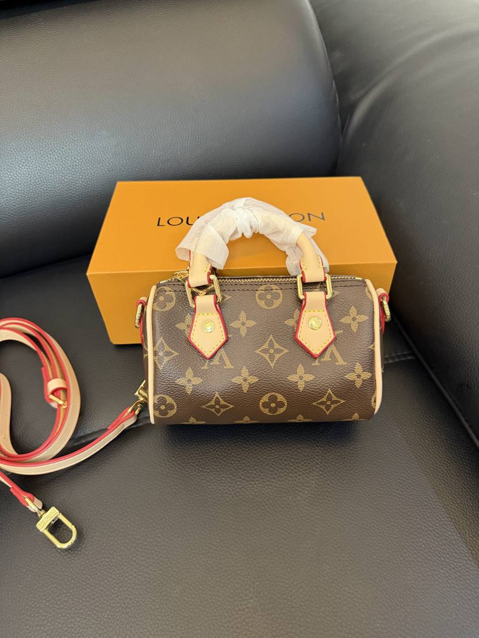 LV
80 dhs✅
size 17×10×12cm

with box
🎁🎁🎁

Zain42
♥️♥️♥️