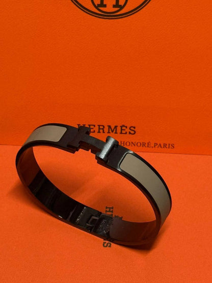 Hermes ❤️‍🔥*
Bangle ✨
Master quality 💯
Size 17,19,21
With normal boxes 📦 
55 dhs💓
With master box 🗃️ 
65 dhs💓

Zain216
♥️♥️♥️