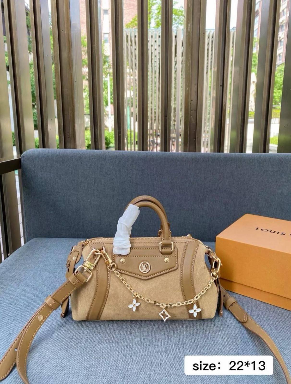LV 
Master❣️❣️
       22Cm
250 dhs✅

Zain131
♥️♥️♥️