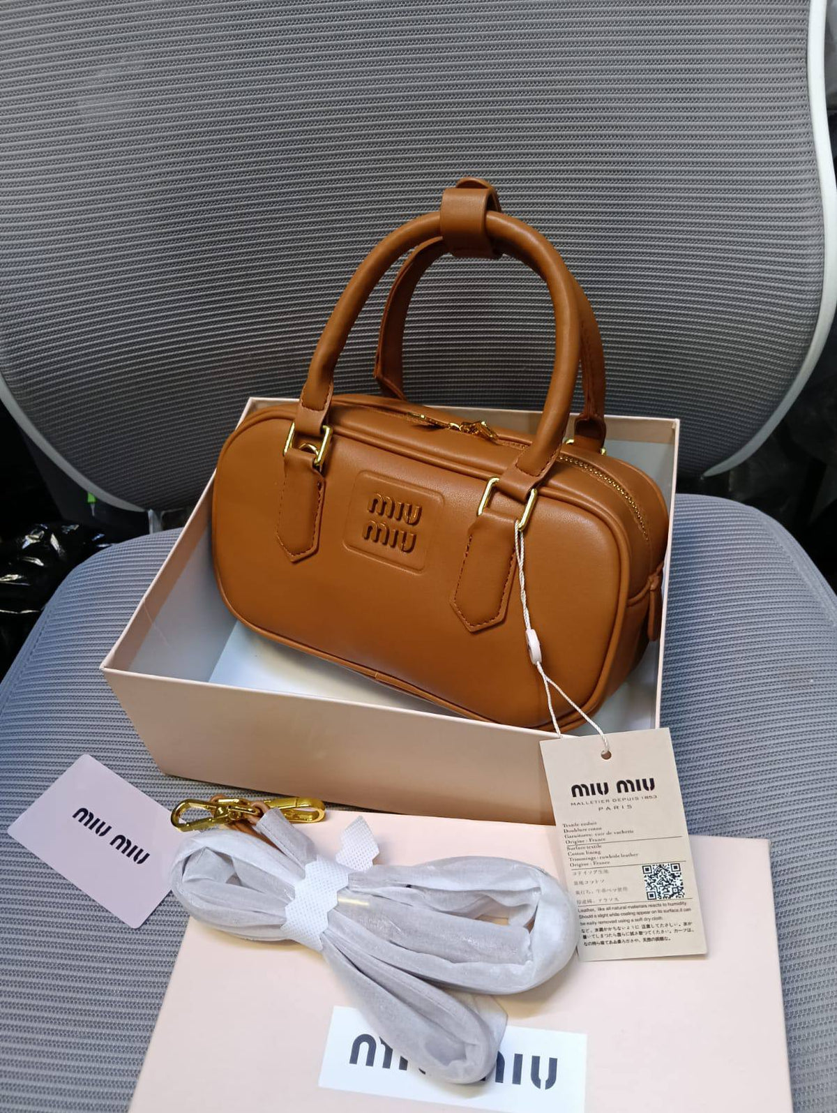 MIU MIU
100 dhs🇦🇪🇦🇪

with box

Zain26
♥️♥️♥️