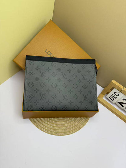 Pouch
60 dhs🪙
with box
🎁🎁🎁

size 27×5×21cm

Zain42
♥️♥️♥️