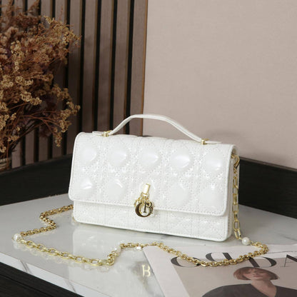 Dior
Best quality 
with box’s 
🎁🎁🎁

110 dhs🪙💕
size 21cm

Zain158
♥️♥️♥️