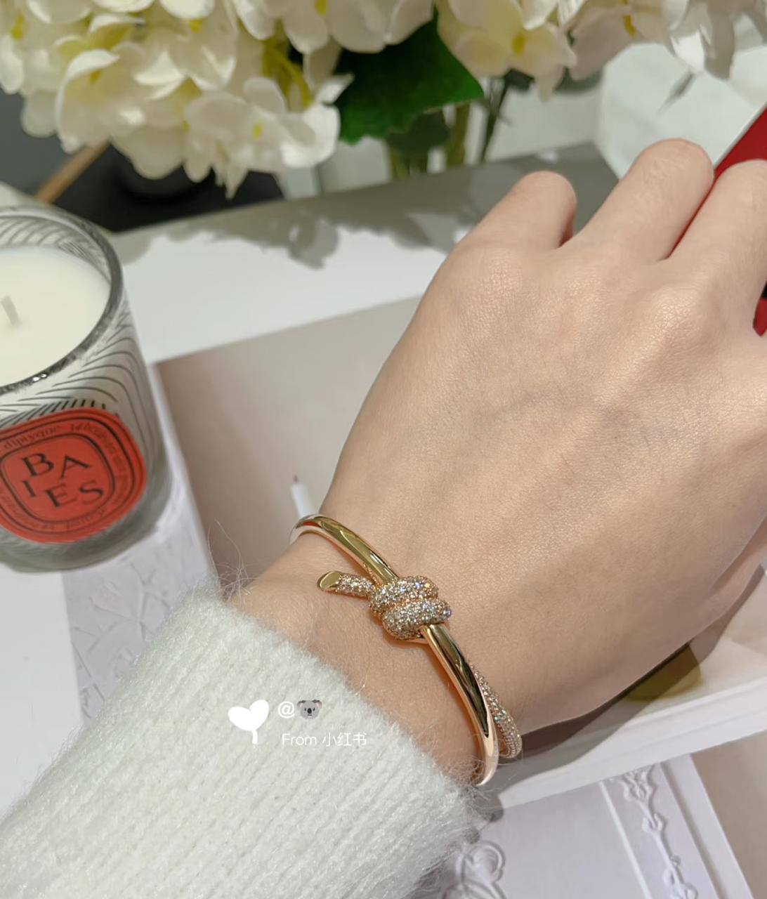 Tiffany 💥*
Bangle 🍁
Master quality 🐦‍🔥
With normal boxes 📦 
90 dhs✅
With master box 🗃️ 
130 dhs✅

Zain216
♥️♥️♥️