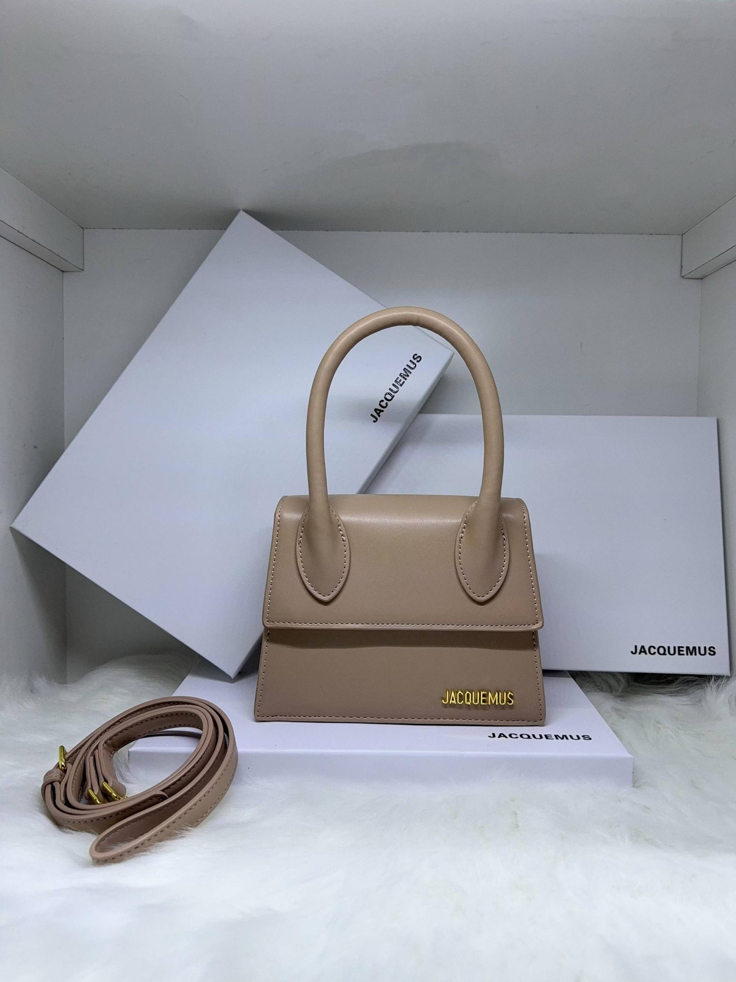 Jacquemus
✨✨NEW ✨✨
95 dhs💓

with box
🎁🎁🎁

Zain38
♥️♥️♥️