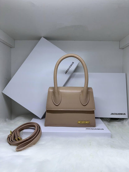 Jacquemus
✨✨NEW ✨✨
95 dhs💓

with box
🎁🎁🎁

Zain38
♥️♥️♥️