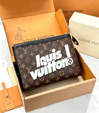 LOUIS VUITTON 

HAND BAG 
POUCH NEW 
CAME GOOD 
QUALITY WITH BOX

85 dhs🇦🇪🇦🇪🇦🇪

Zain39
Zain295
♥️♥️♥️