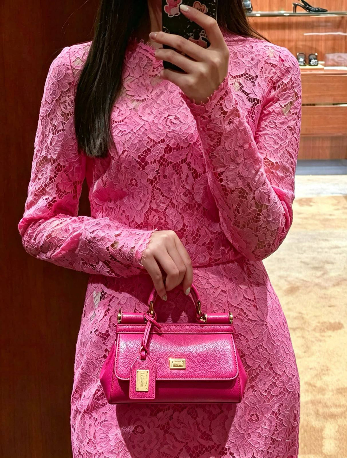 Dolce&Gabbana 

good quality 

with box 
110 dhs🇦🇪🇦🇪🇦🇪

Zain295
♥️♥️♥️