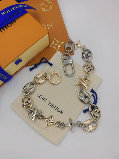 KEYCHAIN AND BAG CHARM
LV MASTER💫✨
WITH SAME 
BOX AND PAPER BAG🛍️🎁
80 DHS✅

Zain89
♥️♥️♥️