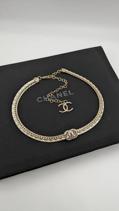 Chanel
*Master Quality* 
*Choker Necklace*
120 dhs💓 with Normal Box 🎁
140 dhs💓 with Good Box 🎁
170 dhs💓 with Master Box 🎁

Zain210
♥️♥️♥️