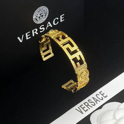 60 DHS✅
 VERSACE MASTER
✨💫⭐
BANGLE
💎
FREE SIZE  
WITH BOX AND PAPER BAG 🎁🛍️

Zain89
♥️♥️♥️