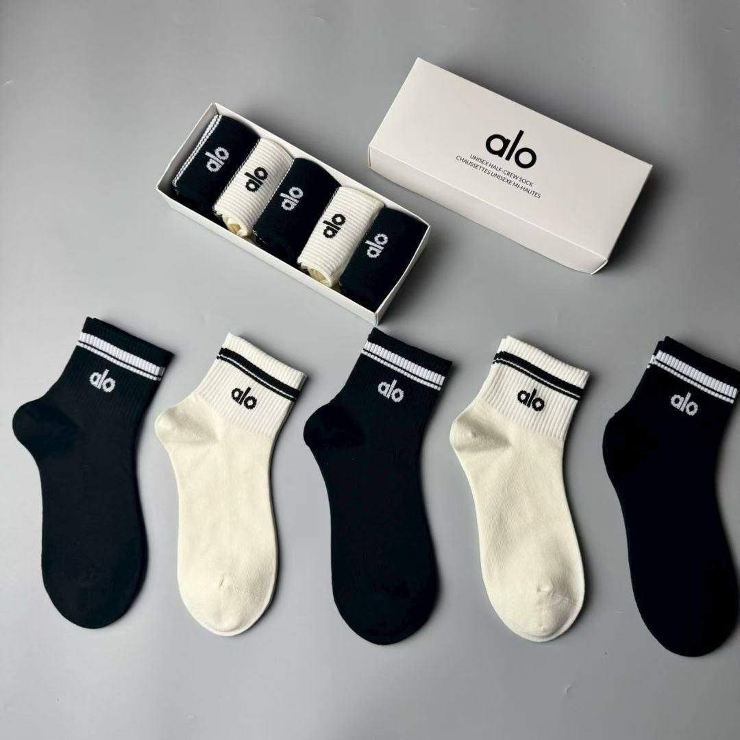 Socks
One box 5 pairs 
35 dhs🇦🇪🇦🇪

Zain138
♥️♥️♥️