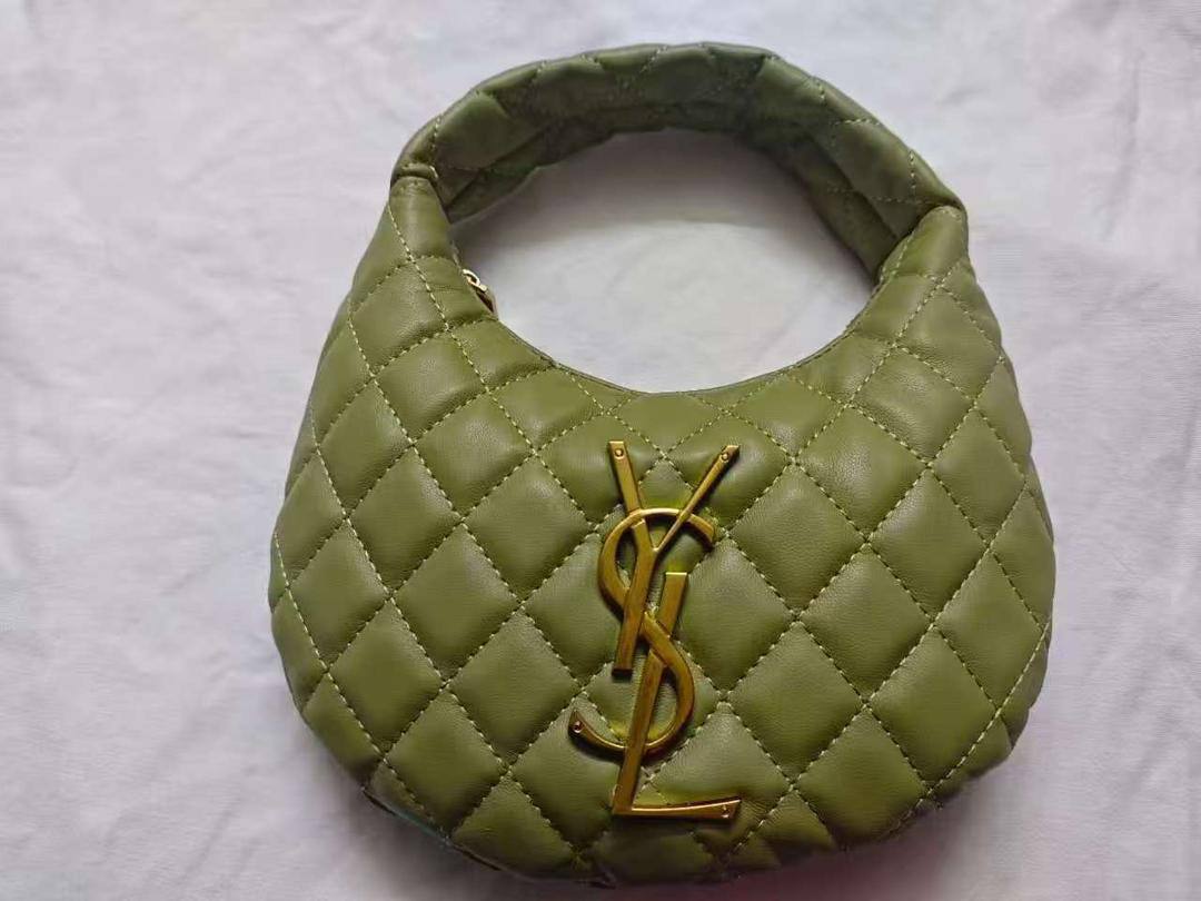 YSL
80 dhs✅
with box
size 25×4×27cm

Zain213
♥️♥️♥️