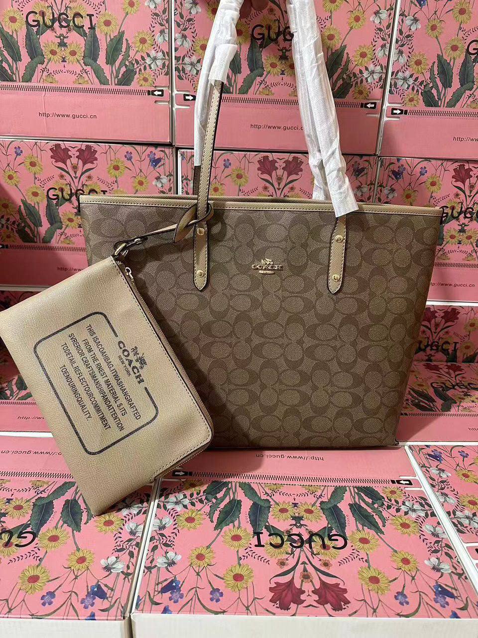 Coach
100 dhs✅
Size：43cm
High-quality with box

Zain35
♥️♥️♥️