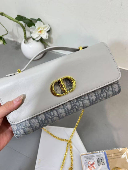CHRISTIAN DIOR
ᴍᴏɴᴛᴀɪɢɴᴇ ʙᴀɢ
ᴄᴀɴᴠᴀs & ʟᴇᴀᴛʜᴇʀ ᴍᴀᴛᴇʀɪᴀʟ
ᴡɪᴛʜ ᴄʜᴀɪɴ
sɪᴢᴇ : 24 cm
ᴡɪᴛʜ BOX
🎁🎁🎁

65 dhs💚

Zain31
♥️♥️♥️